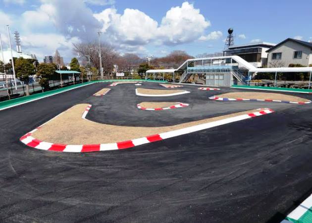 タミヤサーキットでRCカーを走らせる